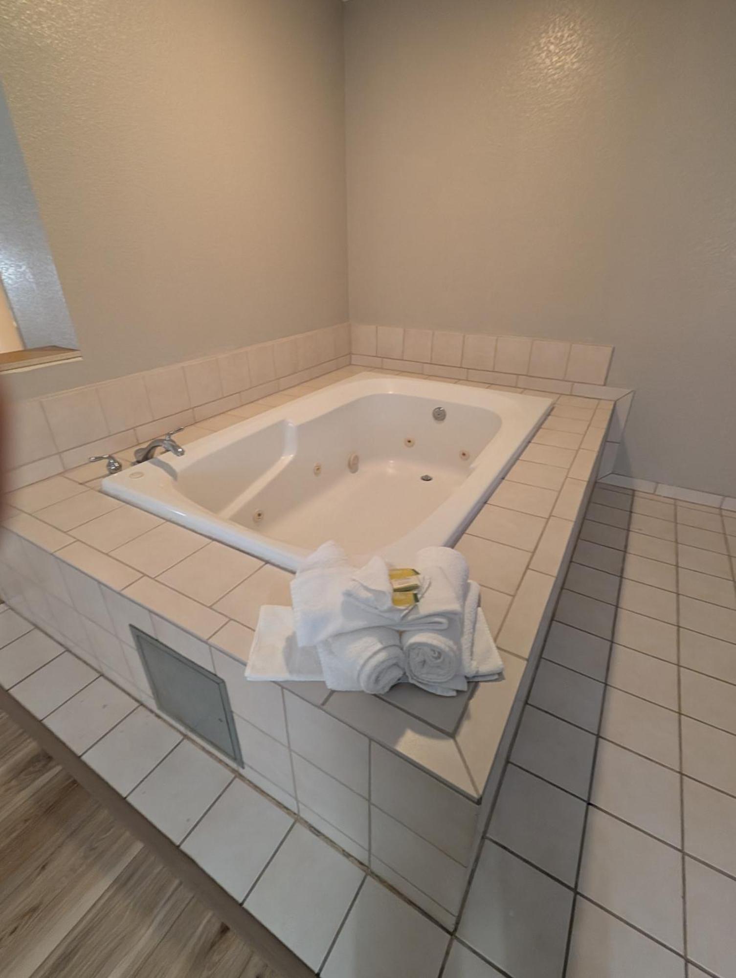 Days Inn & Suites By Wyndham Castle Rock Exteriör bild